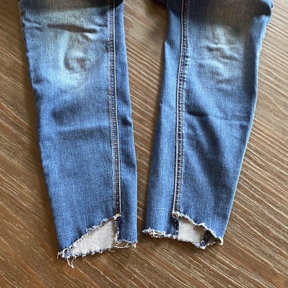 Vigoss ladies jeans in size 27 x 27 length. Mid rise with fading throughout. - Picture 9 of 13